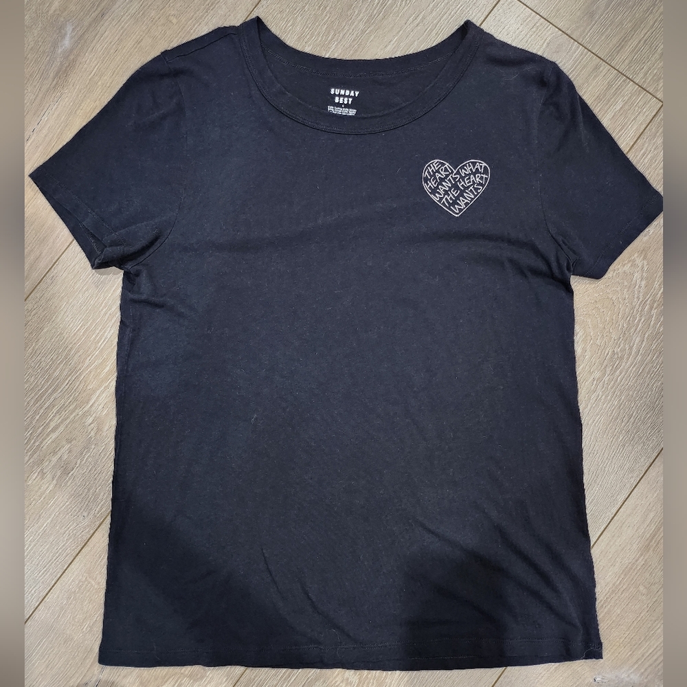 Arizia Sunday Best The Heart Wants What The Heart Wants Black Tee L